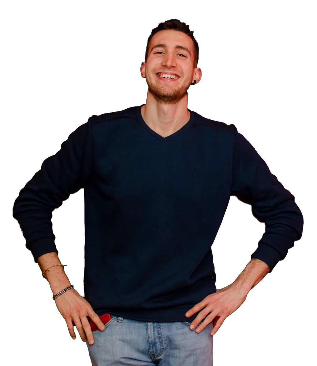 Ludovico Allega, sorridente, con le mani sui fianchi