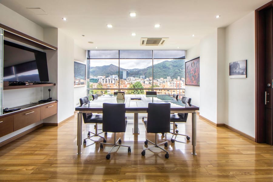 Sala riunioni con tavolo in legno e grande vetrata